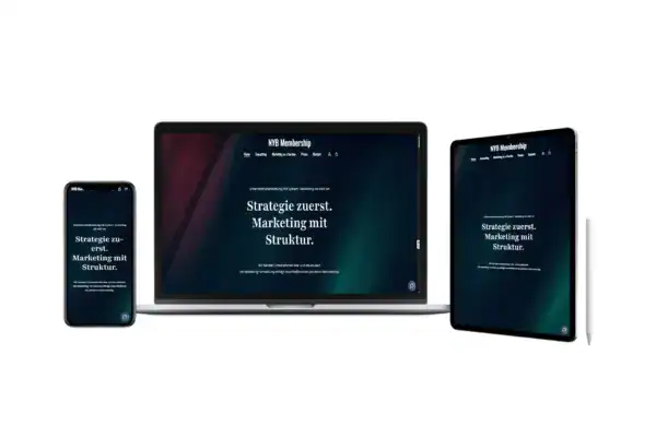 WordPress-Instanz auf Smartphone, Tablet und Laptop für digitales Marketing.